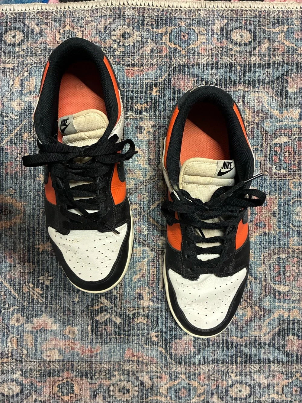 Nike Low-Top Sneakers in Black White Orange